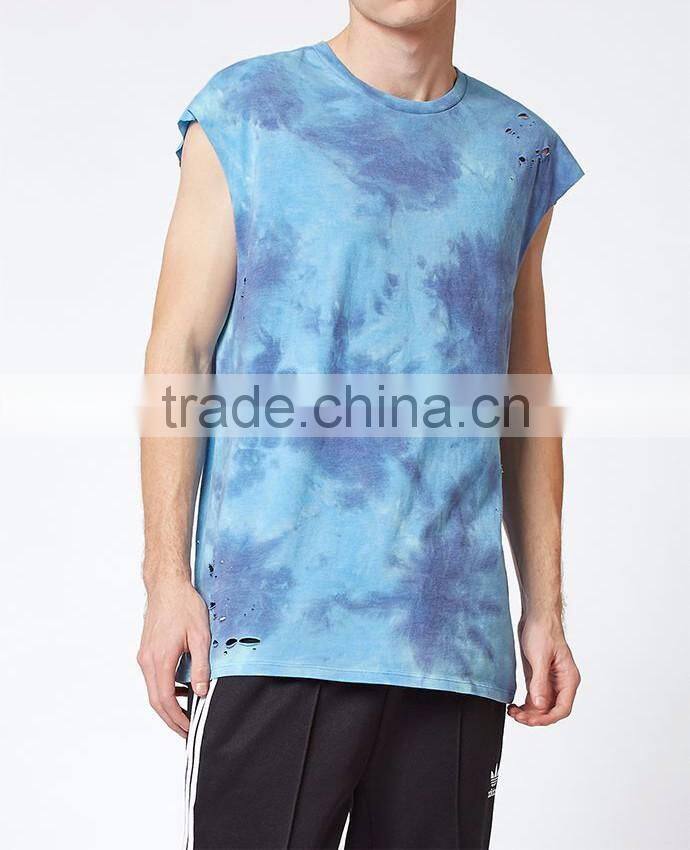 retro-influenced tank top combined with street style and destroyed detailing