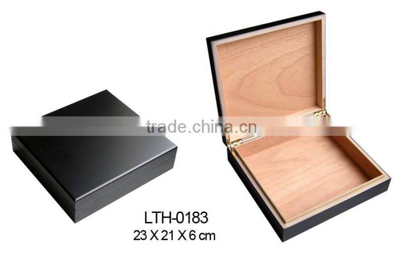 simple design black cigar travel humidor