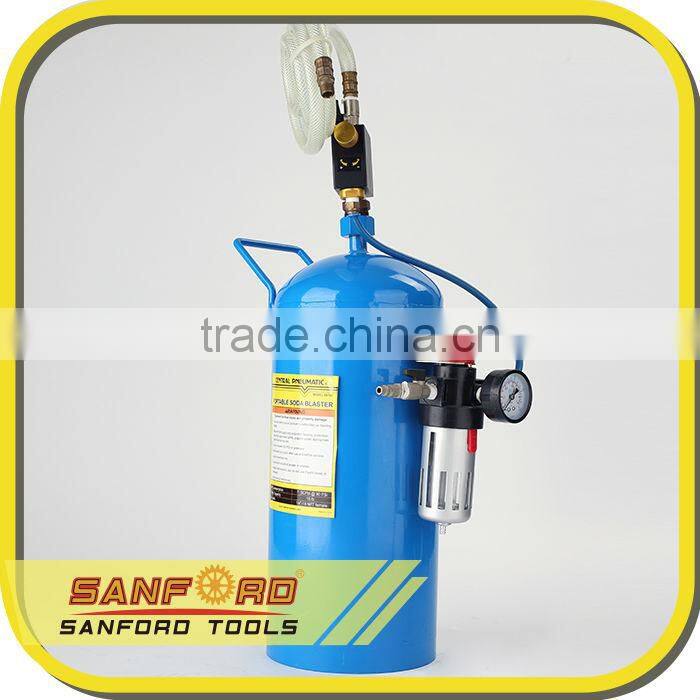 Portable sandblasting machine