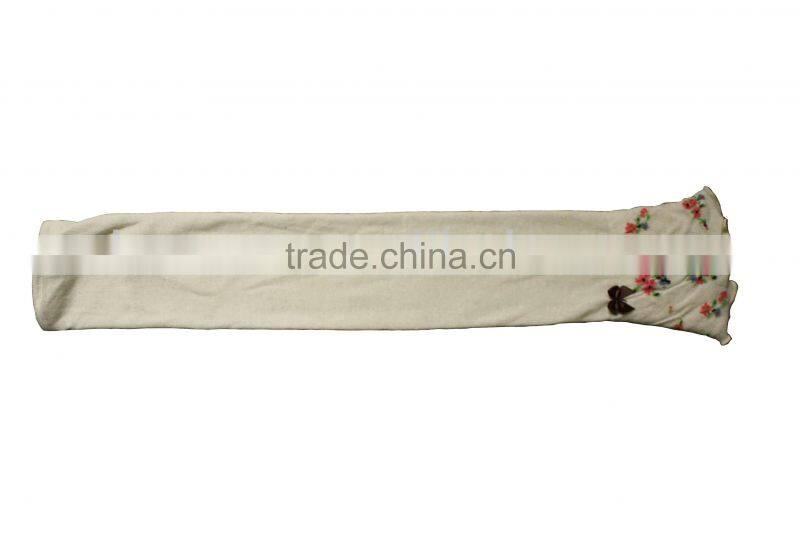 Lady long knitted arm warmers with ruffle