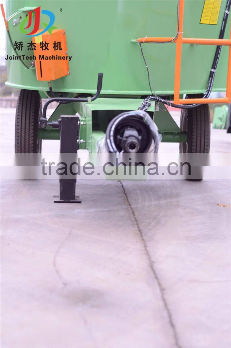 cattle feed mixing in the farm/tmr mixing wagon trailer