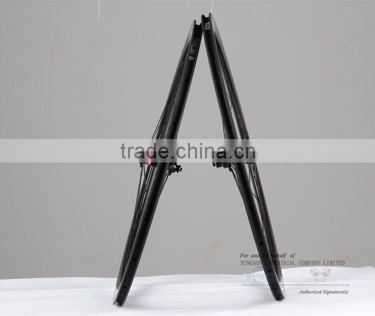 2015-2016 Lightweight bicycles carbon wheels 700C clincher Wheelset made in carbon wheelset china