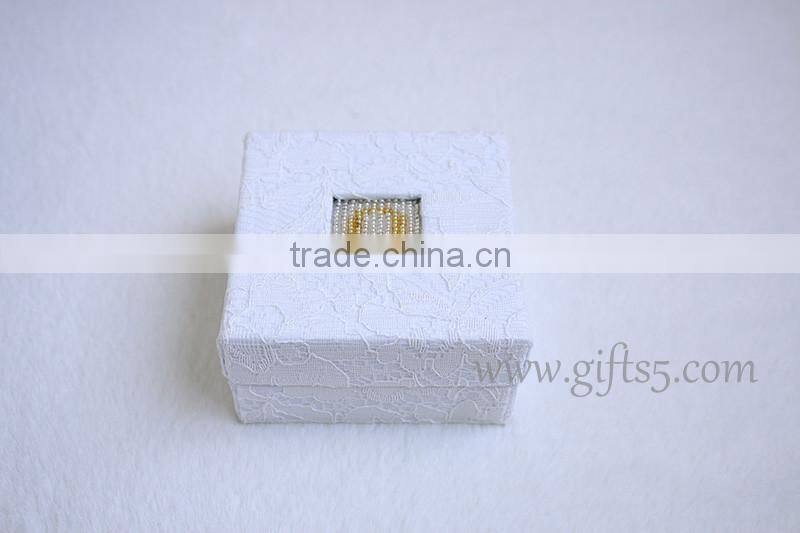 2016 Fashion white wedding souvenirs jewelry boxes with beaded name plate of B
