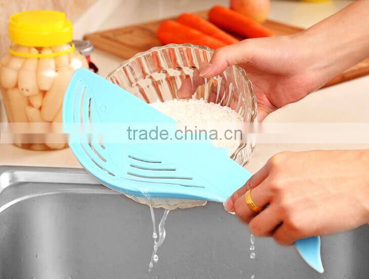 Wholesale Stock Kitchen Long Handle Whale Shaped Plastic Rice Cleaner