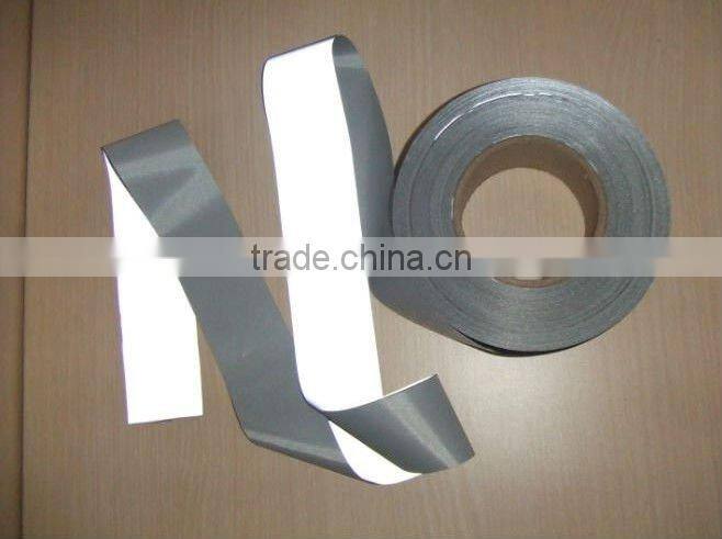 High visibility retro reflective fabric for safety clothing