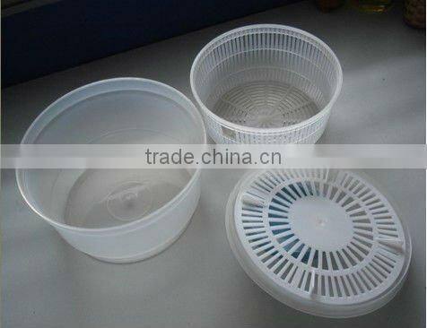 Plastic vegetable and fruit salad spinner