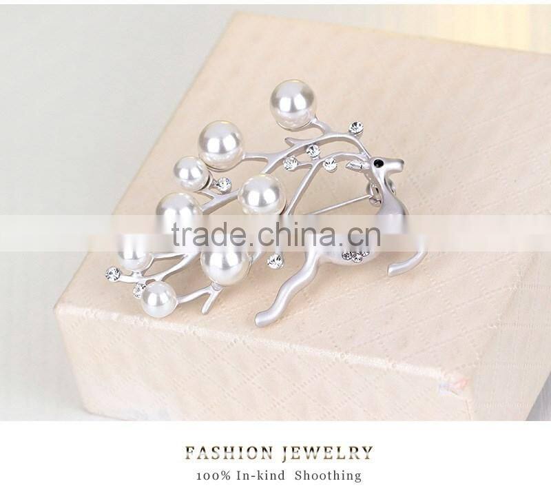Christmas Pearl Crystal Pin Brooch Reindeer Stag Buck Deer Costume Jewelry Silver/Gold Tone