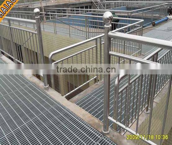 Hot dip galvanized serrated steel grating plate