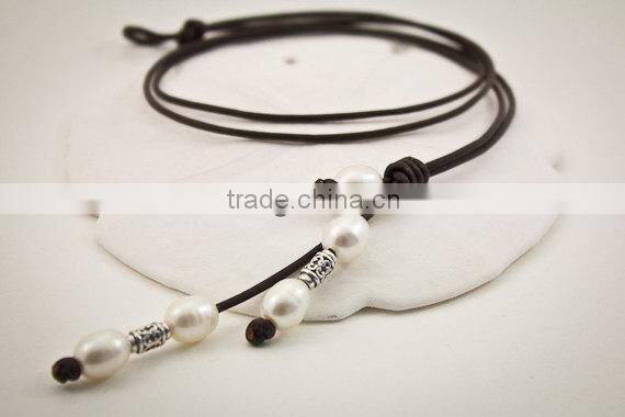 Knotted LEATHER & Three FRESHWATER Pearl Bracelet - Round