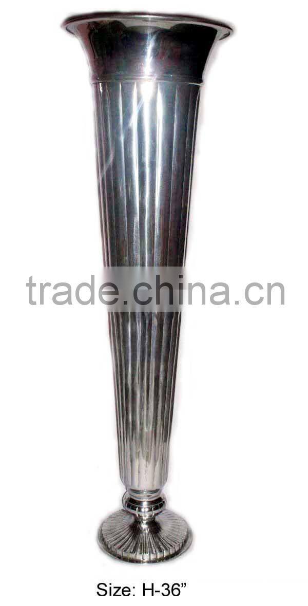 Trumpet vase for wedding table