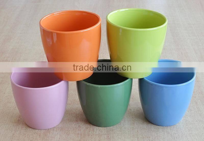 Ceramic plant pots with solid color