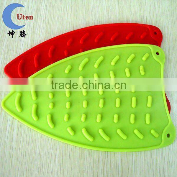 Flexible heat resistant silicone iron mat