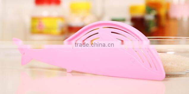Wholesale Stock Kitchen Long Handle Whale Shaped Plastic Rice Cleaner