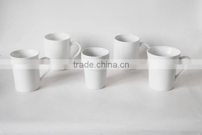 white plain ceramic mug