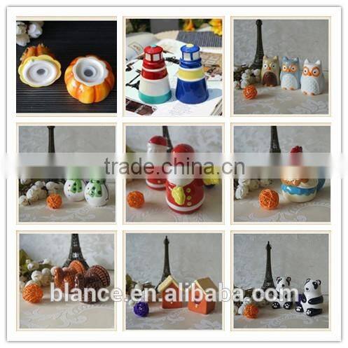ceramic XMAS salt and pepper pots in Christmas design spice jar