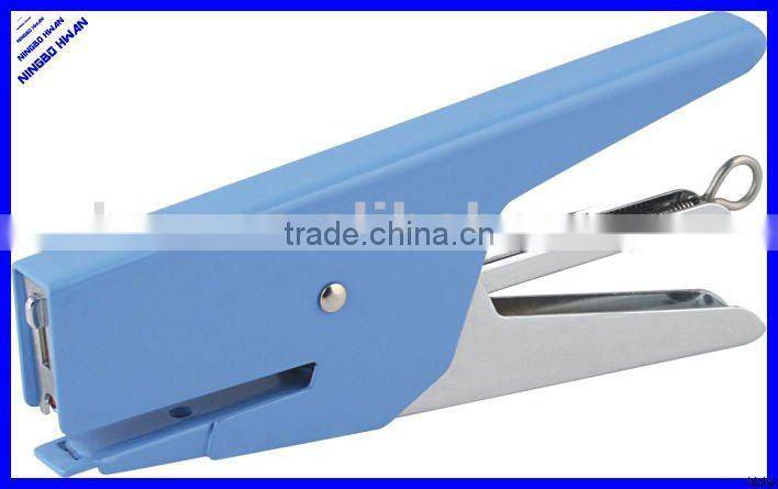 Las manos de alicate metal engrapadora