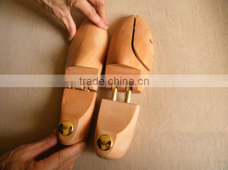 adjustable wooden shoe stretcher/cedar shoe tree