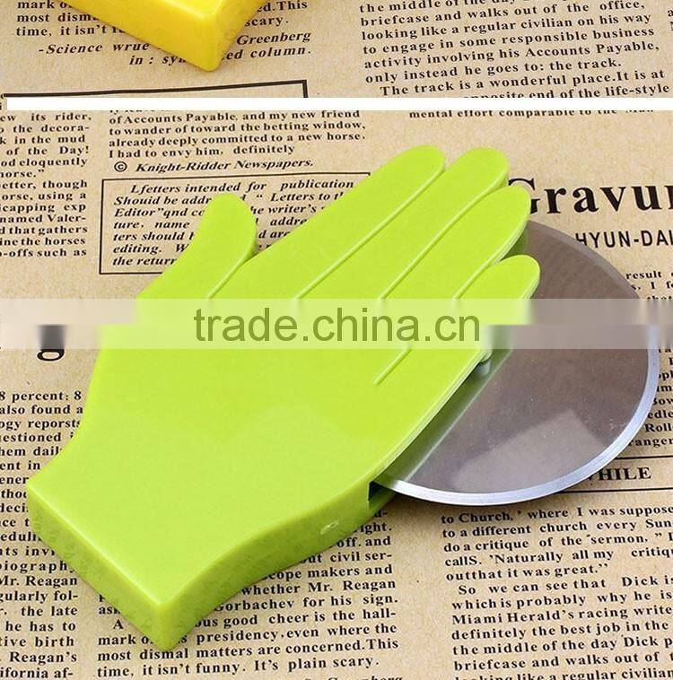 Promotional gifts wholesale hand shaped plastic pizza cutter fork