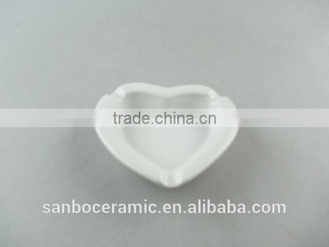 Wholesale Cheap heart-shape white porcelain ashtray