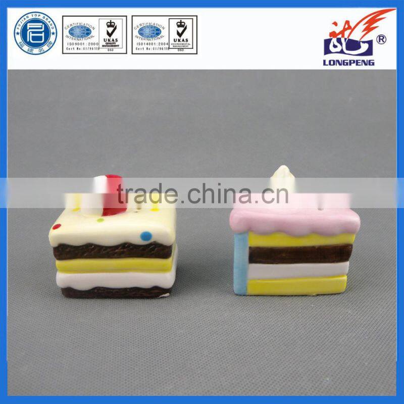 Custom Painting Ceramic Cake Shaped Salt & Pepper Shakers Set