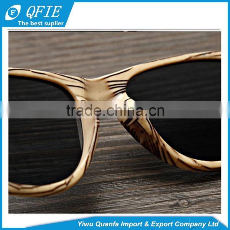 Wholesale fashion wood grain sunglasses with With Logo engraved