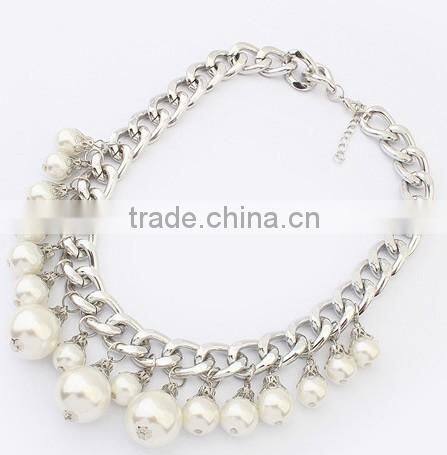 The elegant design golden pearl necklace for women