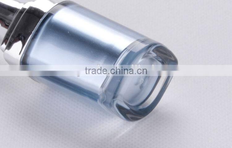 nail polish bottle with many diferent brush heads