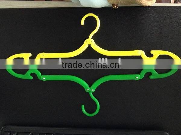 Foldable clothes hanger