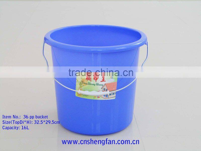 plastic bucket with lid with metal handle