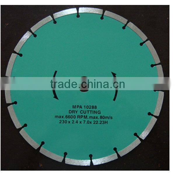 Segmented diamond blade for dry cutting