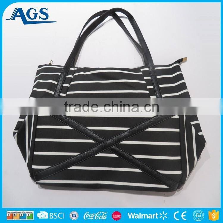 Well-known fine quality ladies handbag at low price