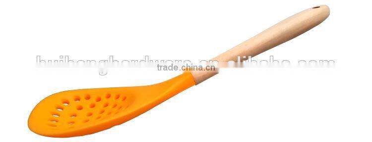 F01-4 2015 hot sale Silicone Kitchen Cooking Skimmer, Silicone Skimmer, Kitchen Skimmer with wooden handle