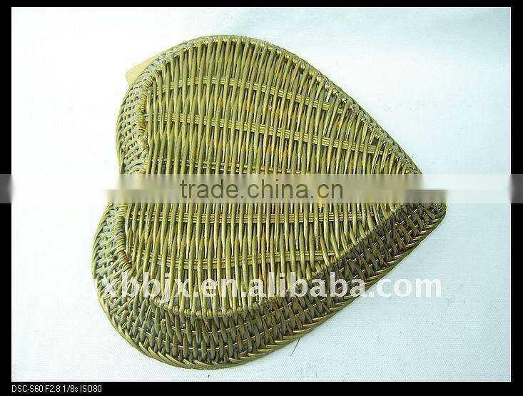 Heart shaped rattan iron frame storage fruit basket decoration