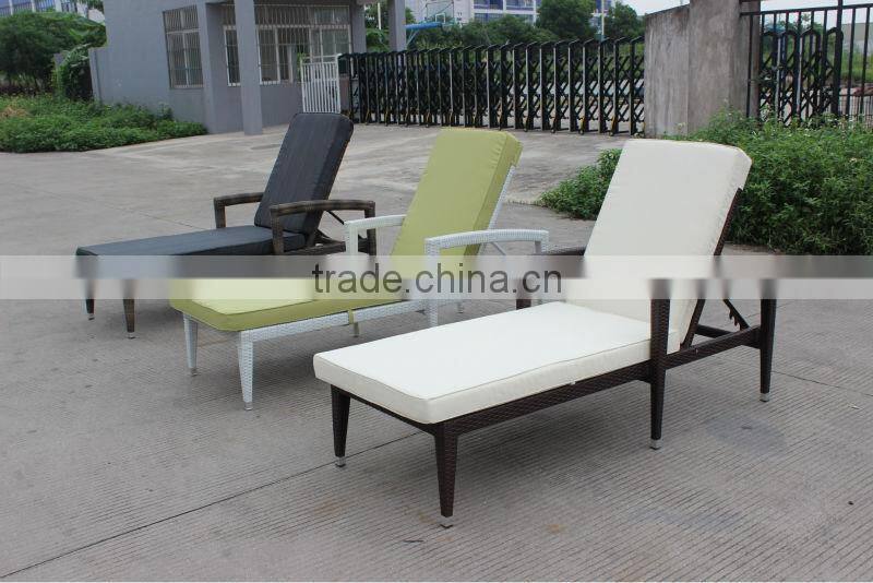 High quality outdoor antique rattan chaise lounge with cushion