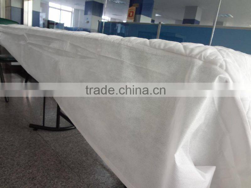 Waterproof quilted poly-cotton mattress protector