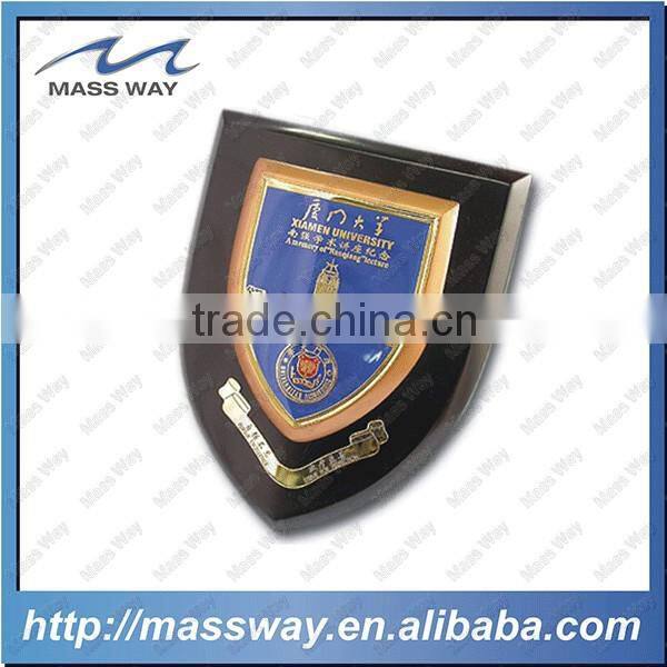custom high quality souvenir metal lapel pin badge with wood background