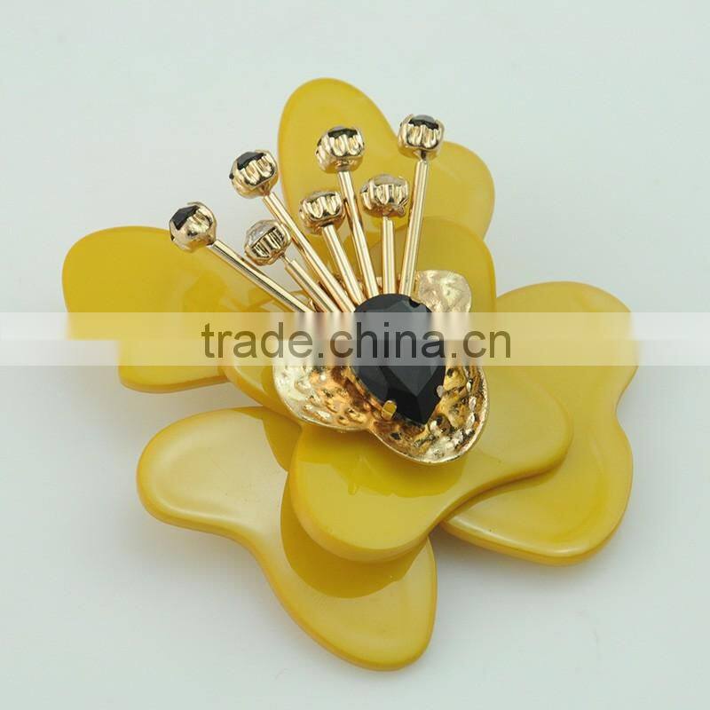 Competitive price at high quality plastic flower resin yellow cubic brooches