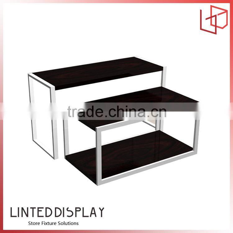 Concise cosmetics gondola display