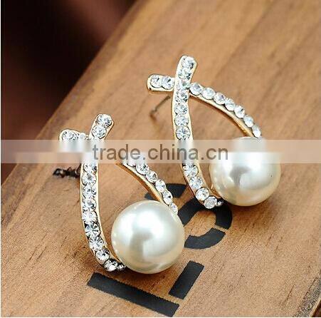 Beautiful alloy crossover style crystal needle earring with big pearl