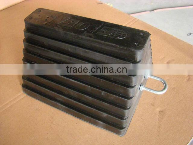 Black color rubber chock block with eye bolt