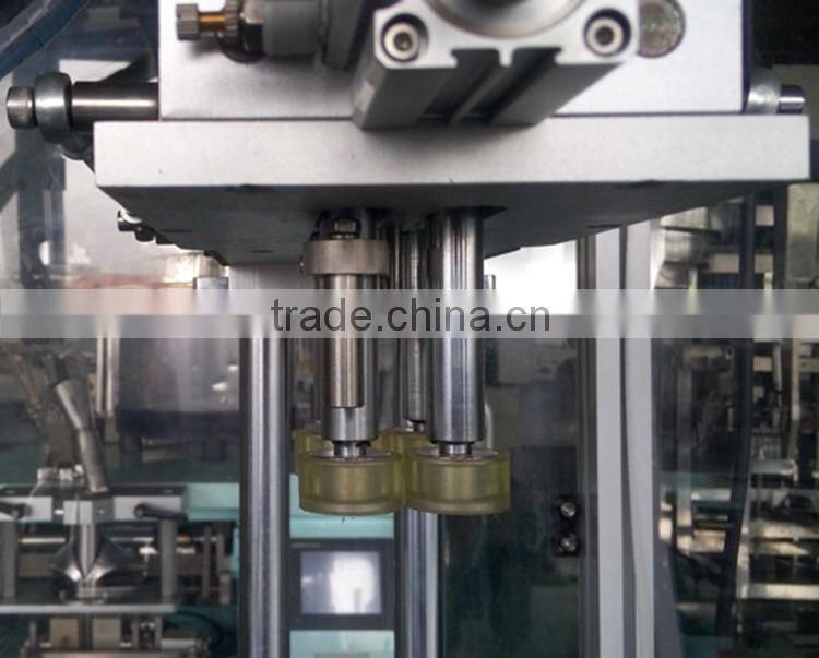 Automatic conveying plastic bottle screw capping machine