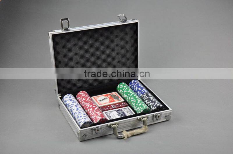 Plastic Pocker Poker Game Set 200pcs Color Wager Chips Clay Poker Chip Set For Casino