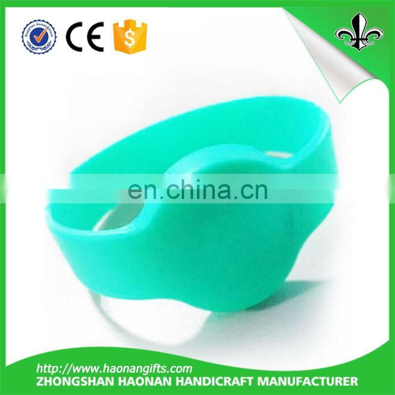 Debossed silicone wristband with creative gifts promotional silicone wristband for sport