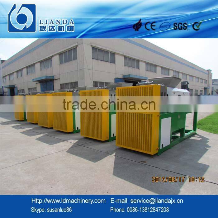 PE film squeezing granulating machine