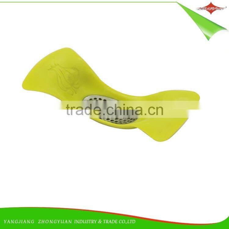 ZY-F1477 kitchen gadgets green stainless steel garlic press with plastic handle