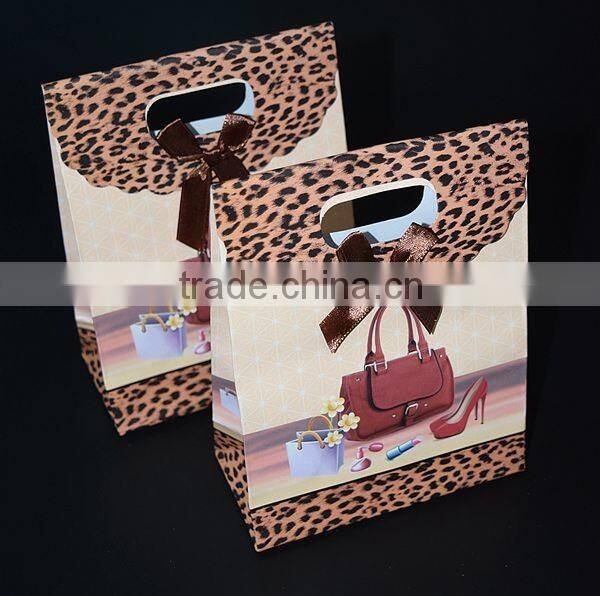 Hot sale fashionable custom paper gift bag print with cut handle