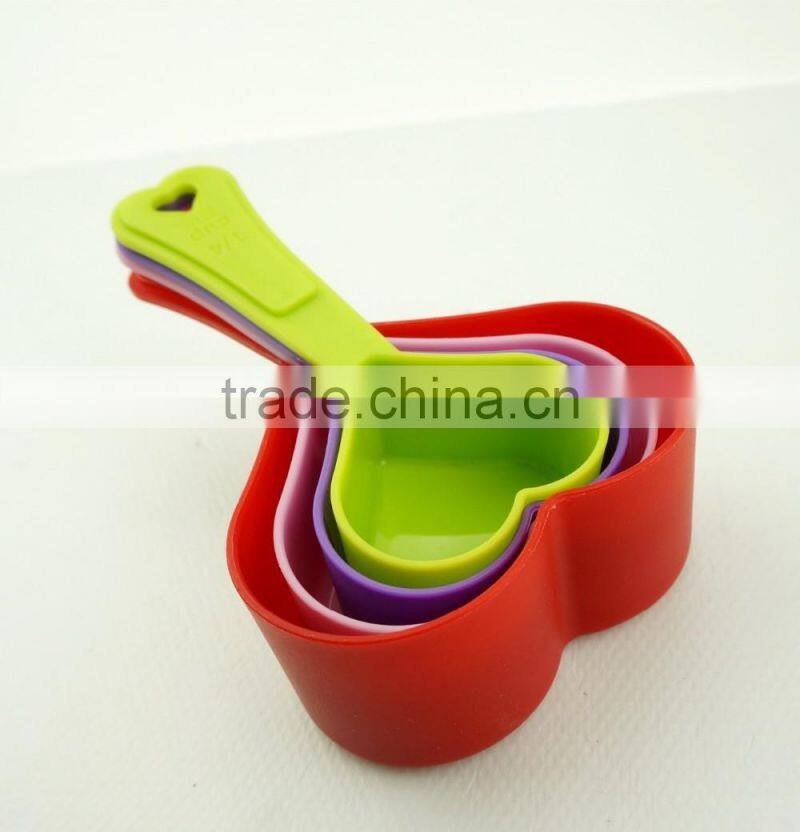 47009 4PCS HEART SHAPE MEASURING CUP