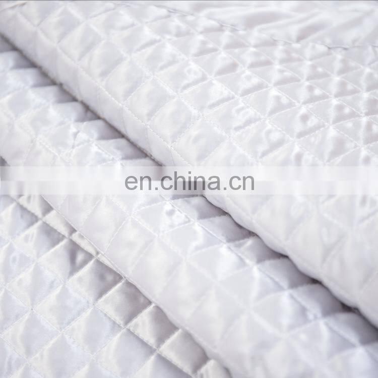 Home Fashion Design Lightweight Breathable Geometric Hypoallergenic square pattern Satin Stylish Microfiber Bedding quilt set