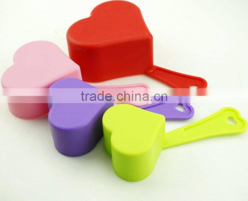47009 4PCS HEART SHAPE MEASURING CUP