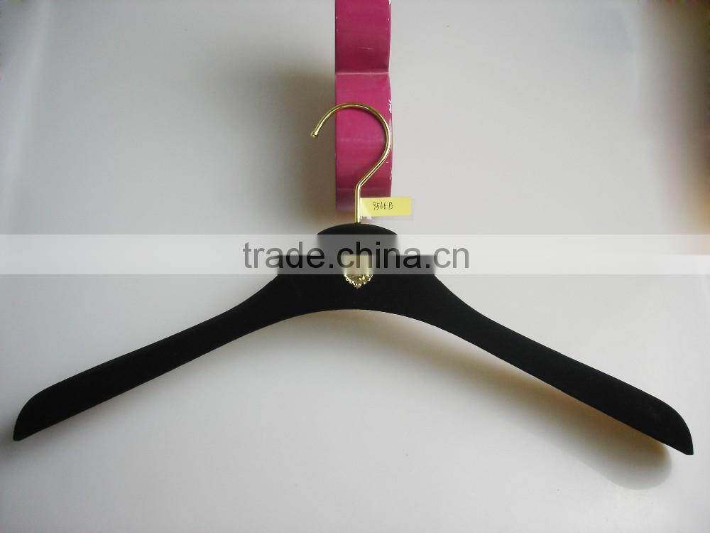 HA6986 black barande hanger with gold logo velvet flocking coat hanger